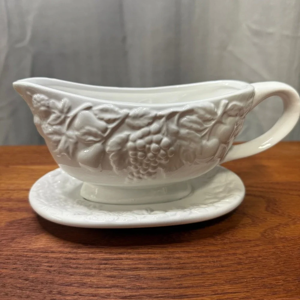 Gibson White Embossed Fruit‎ Gravy Boat & Underplate